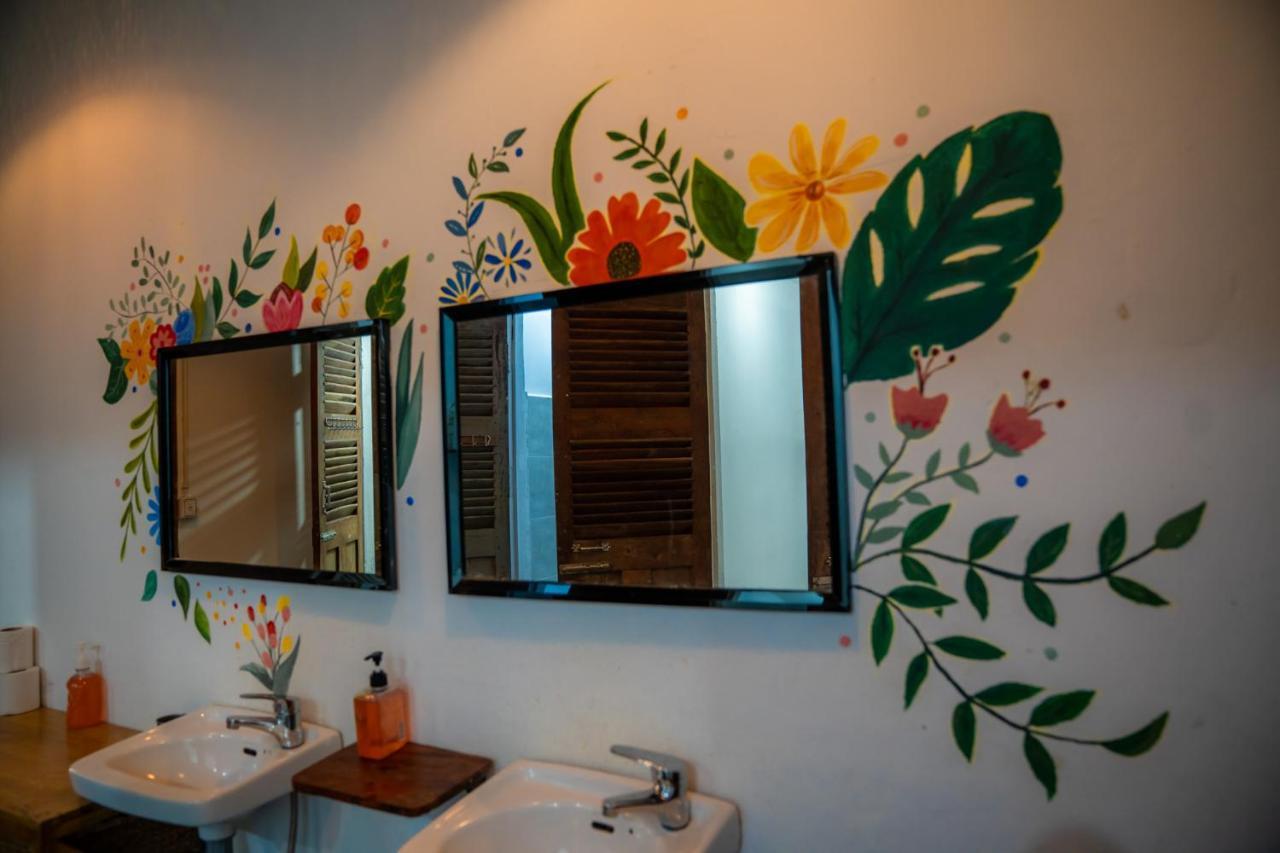 Sacred Lotus - Vegan Cafe X Hostel Пном Пен Екстериор снимка