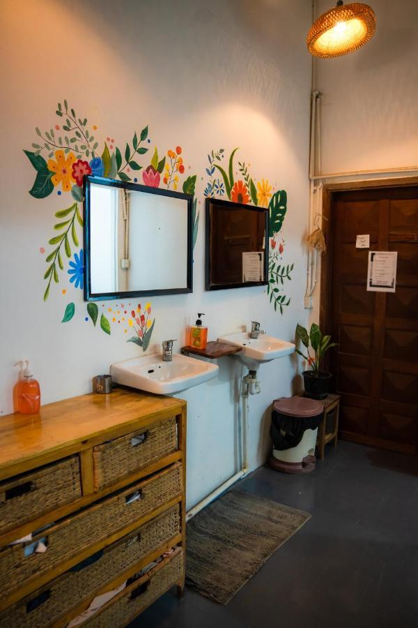 Sacred Lotus - Vegan Cafe X Hostel Пном Пен Екстериор снимка