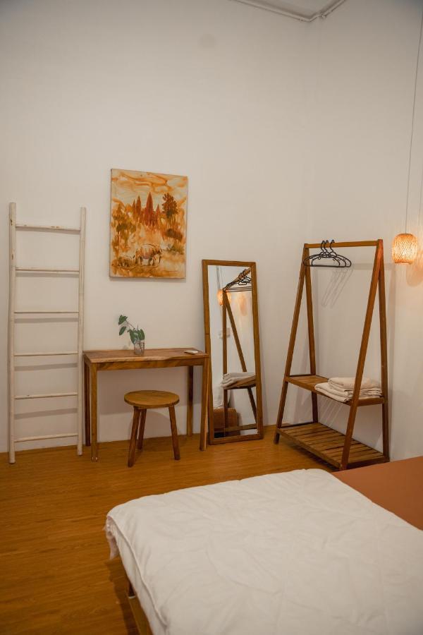 Sacred Lotus - Vegan Cafe X Hostel Пном Пен Екстериор снимка