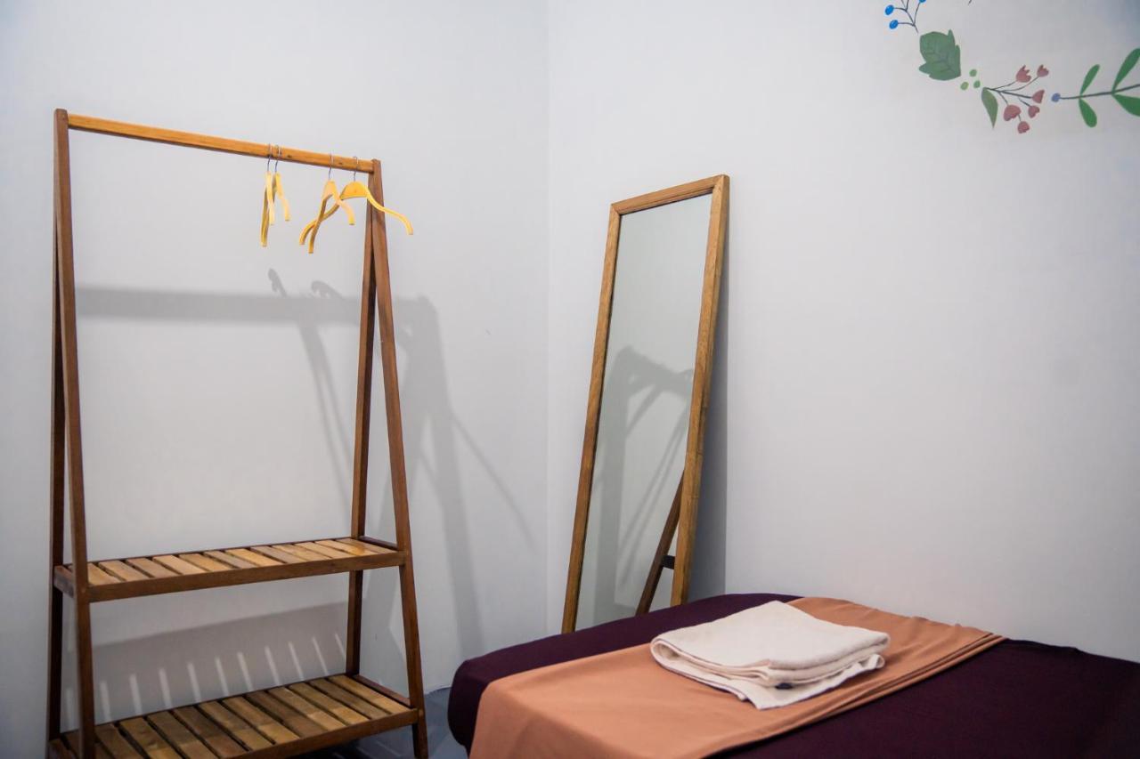 Sacred Lotus - Vegan Cafe X Hostel Пном Пен Екстериор снимка