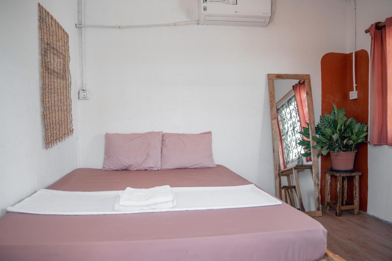 Sacred Lotus - Vegan Cafe X Hostel Пном Пен Екстериор снимка