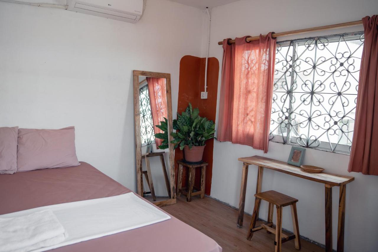 Sacred Lotus - Vegan Cafe X Hostel Пном Пен Екстериор снимка