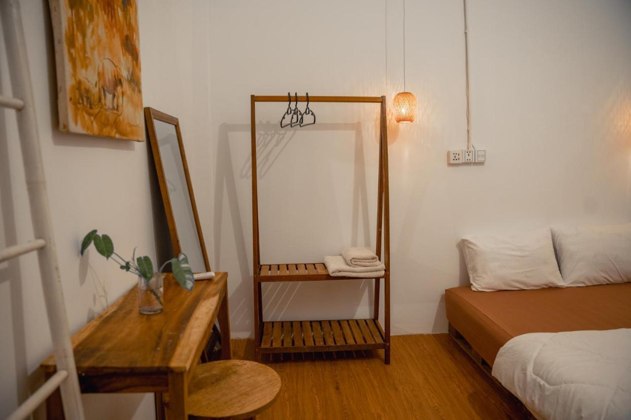 Sacred Lotus - Vegan Cafe X Hostel Пном Пен Екстериор снимка