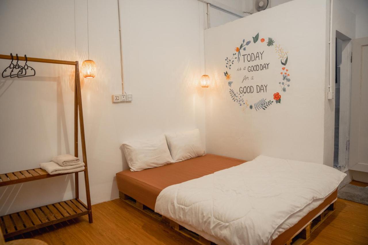 Sacred Lotus - Vegan Cafe X Hostel Пном Пен Екстериор снимка