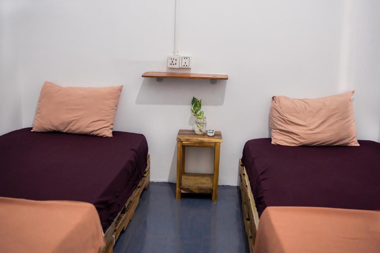 Sacred Lotus - Vegan Cafe X Hostel Пном Пен Екстериор снимка