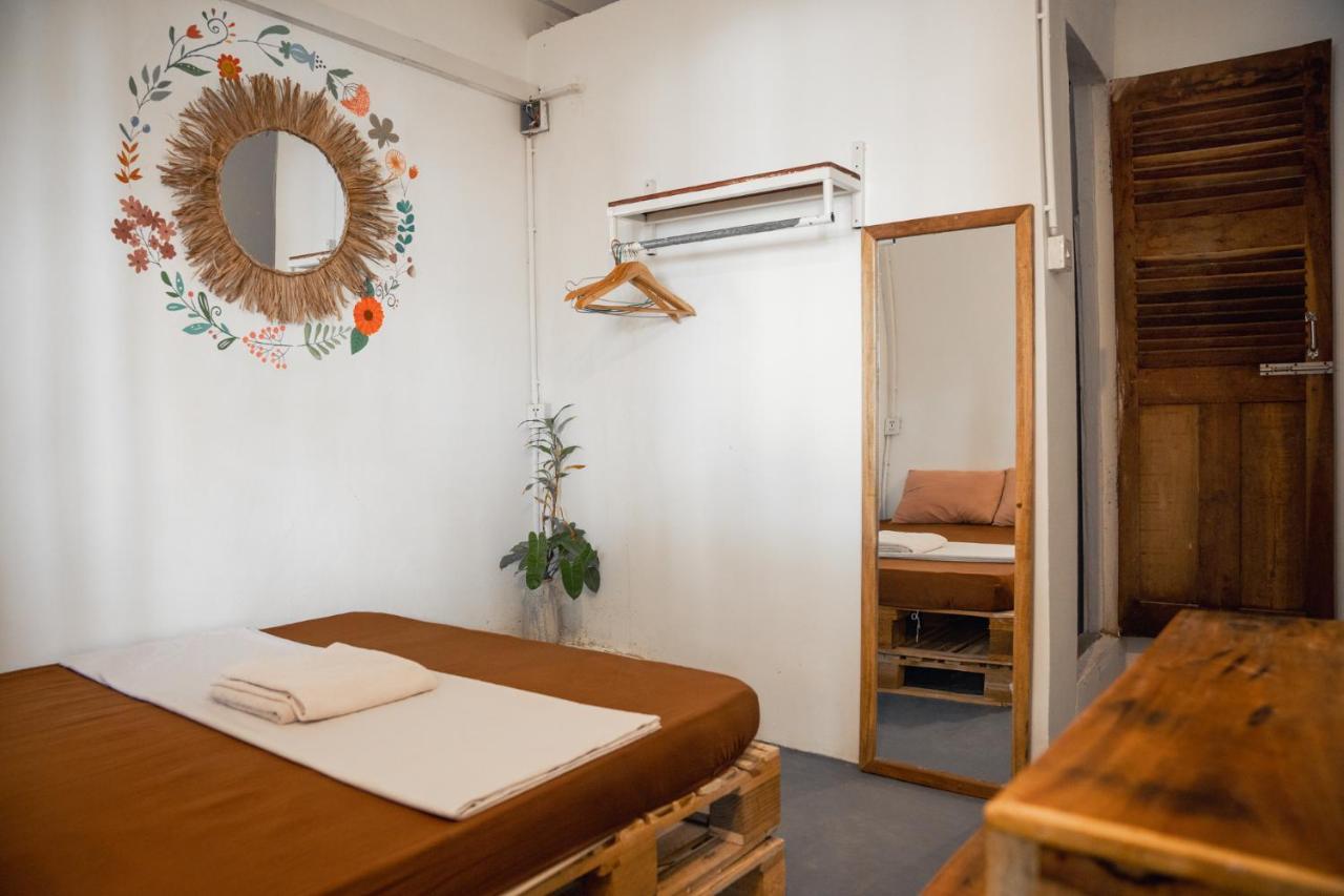 Sacred Lotus - Vegan Cafe X Hostel Пном Пен Екстериор снимка