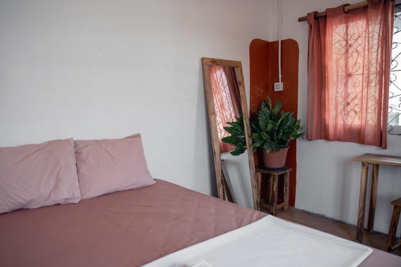 Sacred Lotus - Vegan Cafe X Hostel Пном Пен Екстериор снимка