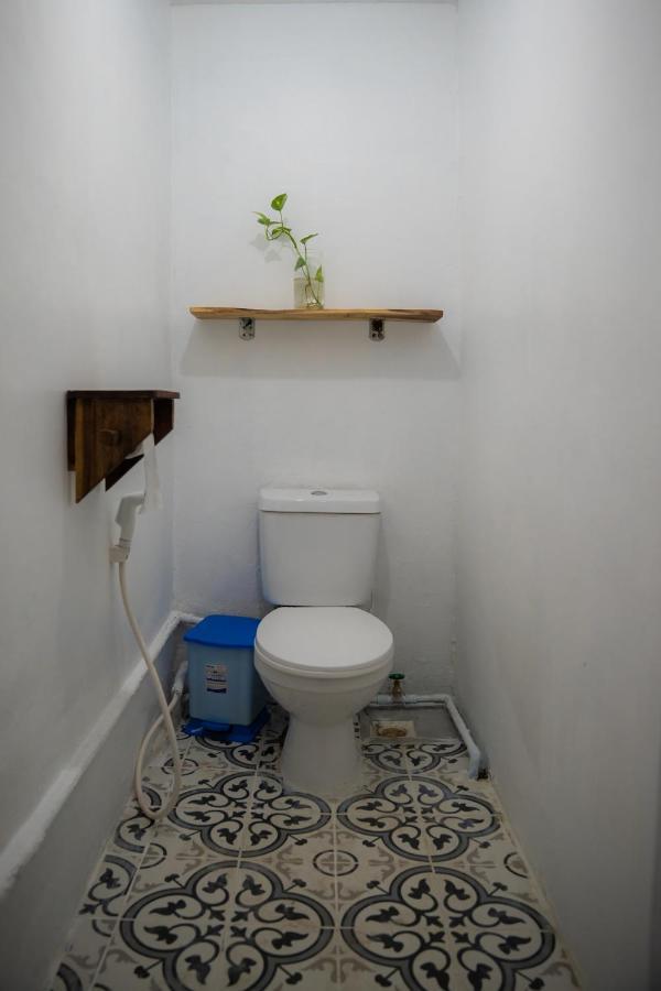 Sacred Lotus - Vegan Cafe X Hostel Пном Пен Екстериор снимка
