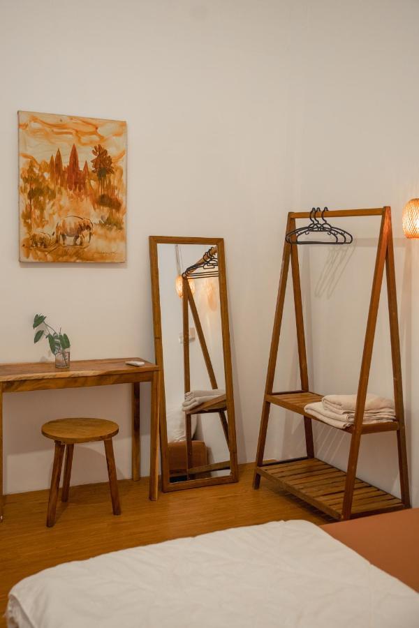 Sacred Lotus - Vegan Cafe X Hostel Пном Пен Екстериор снимка