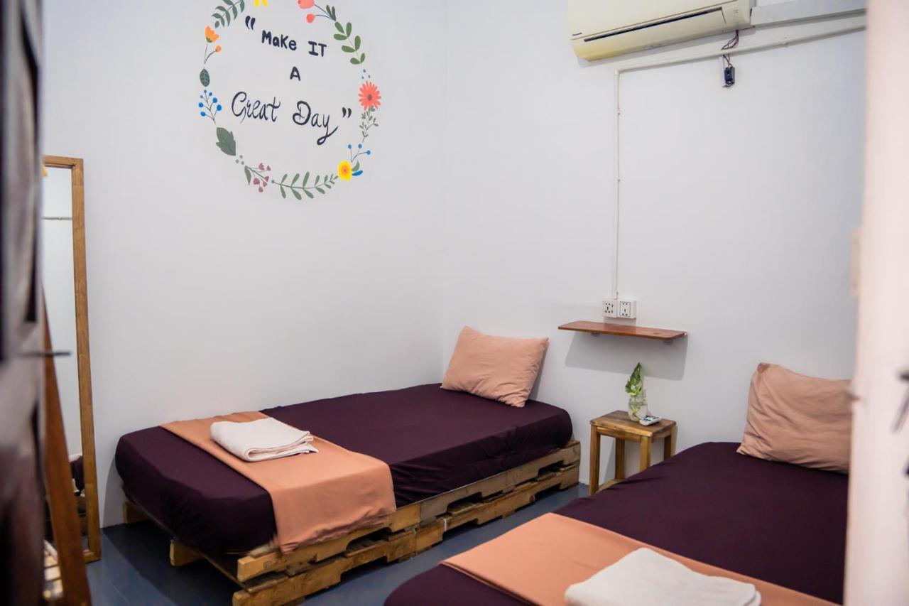 Sacred Lotus - Vegan Cafe X Hostel Пном Пен Екстериор снимка