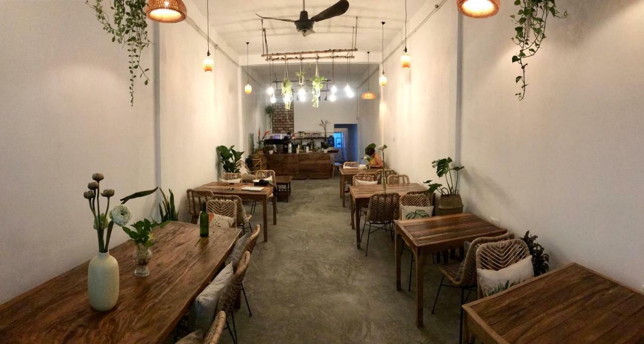 Sacred Lotus - Vegan Cafe X Hostel Пном Пен Екстериор снимка