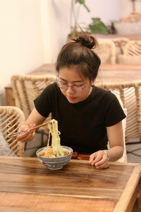 Sacred Lotus - Vegan Cafe X Hostel Пном Пен Екстериор снимка