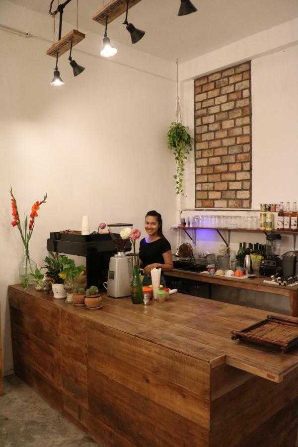 Sacred Lotus - Vegan Cafe X Hostel Пном Пен Екстериор снимка